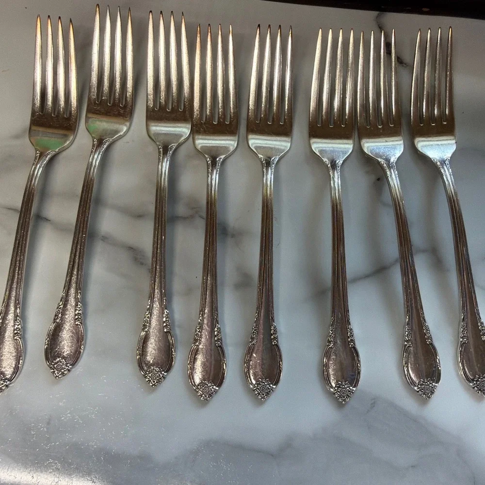 1847 Rogers Bros Remembrance silverplate flatware set in a vintage wooden chest